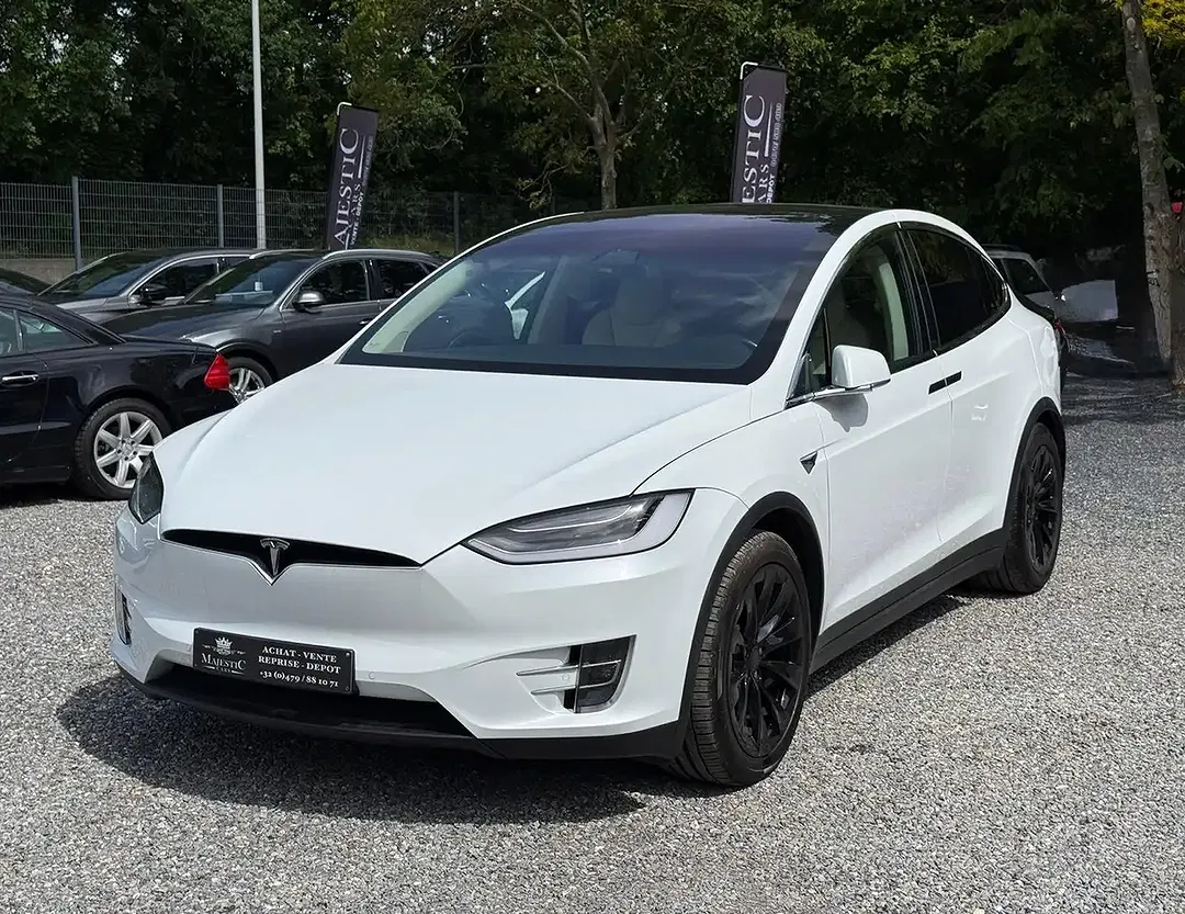 Tesla Model X - Thumbnail 3