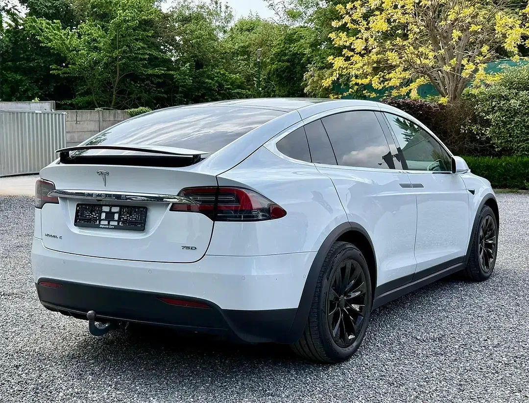 Tesla Model X - Thumbnail 4