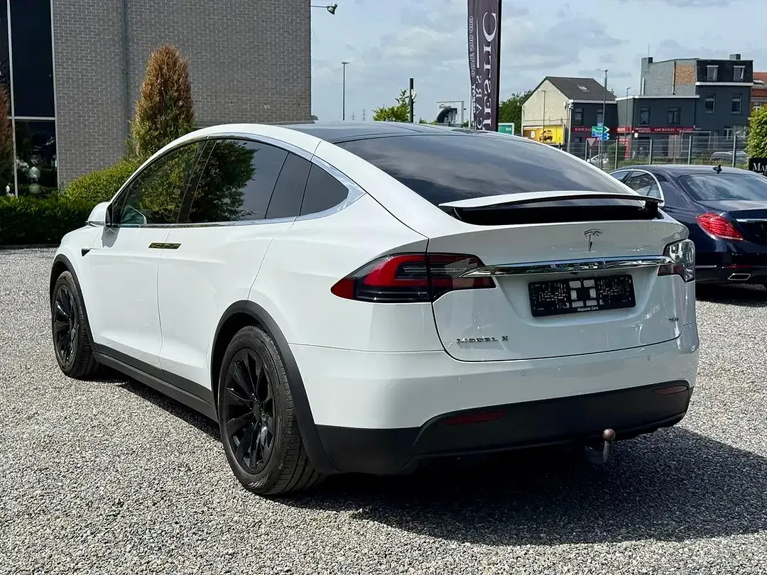 Tesla Model X - Thumbnail 5