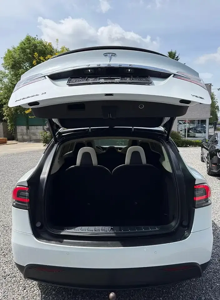 Tesla Model X - Thumbnail 8