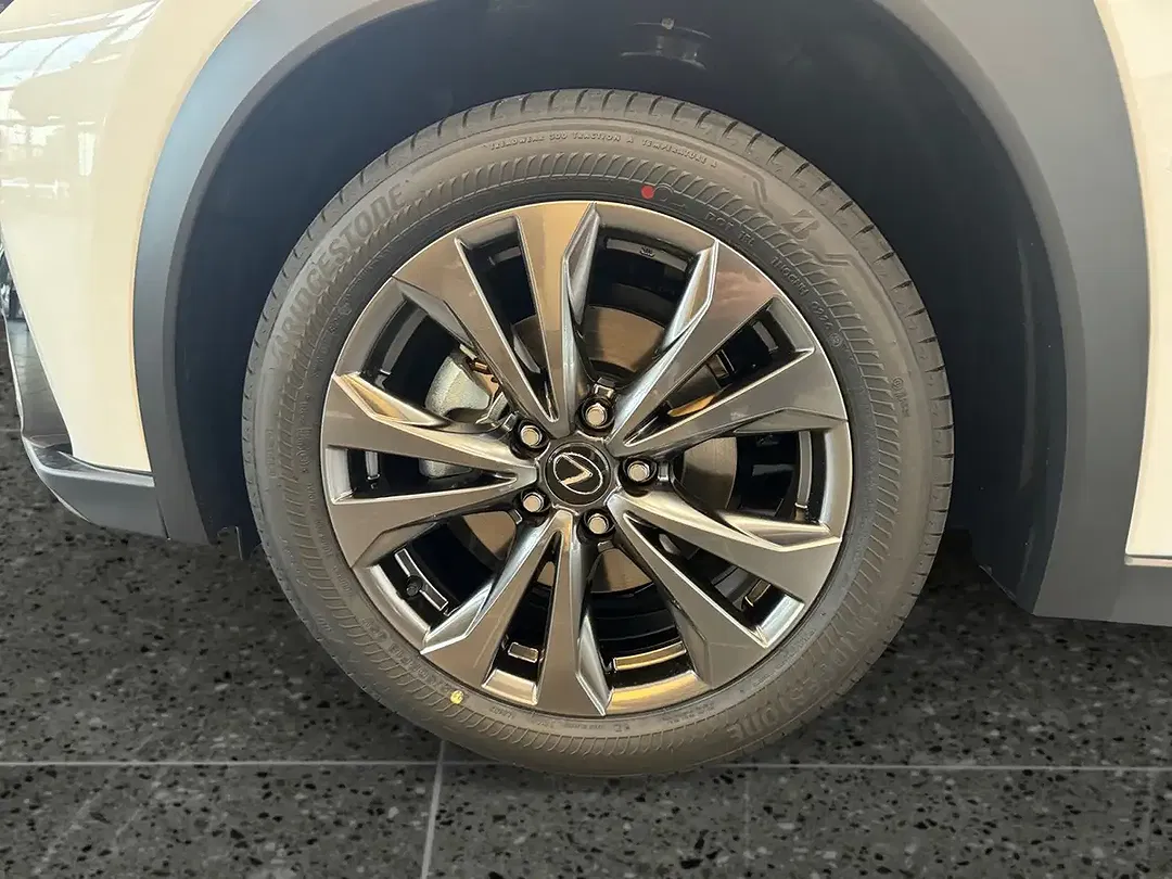 Lexus UX 300h - Thumbnail 13