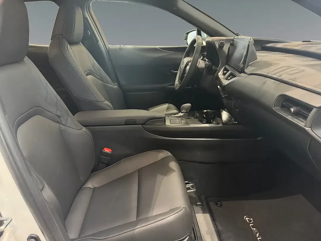Lexus UX 300h - Thumbnail 14