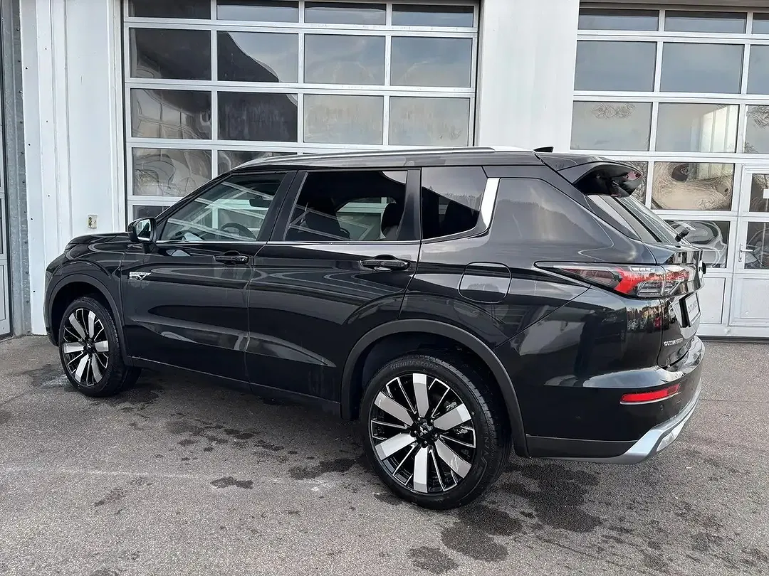 Mitsubishi Outlander - Thumbnail 4