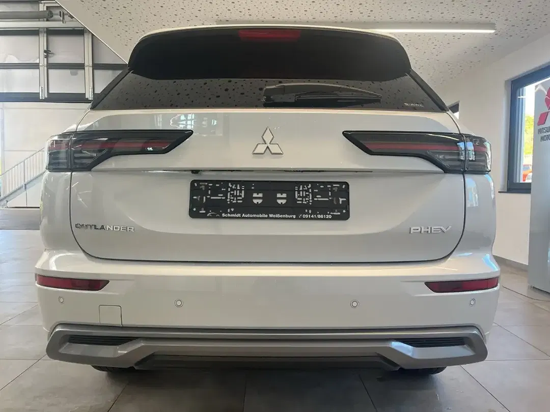 Mitsubishi Outlander - Thumbnail 3