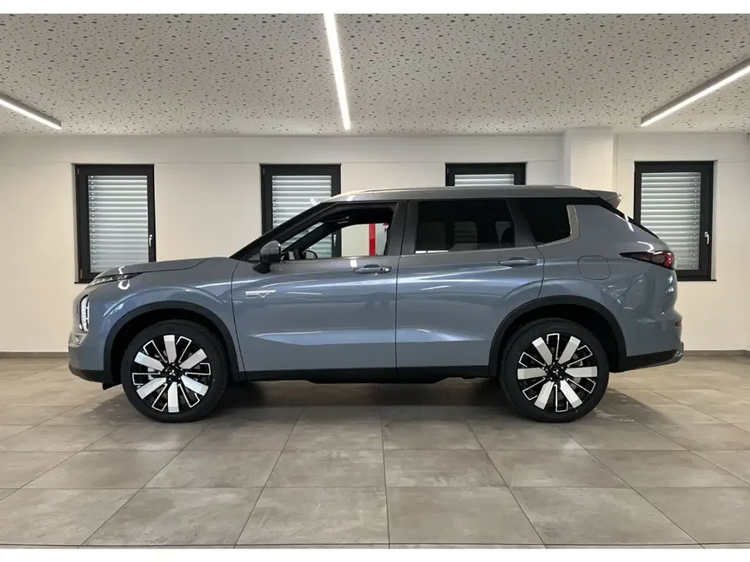 Mitsubishi Outlander - Thumbnail 2