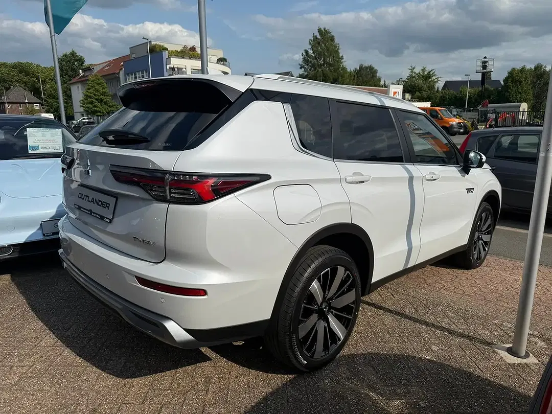Mitsubishi Outlander - Thumbnail 5