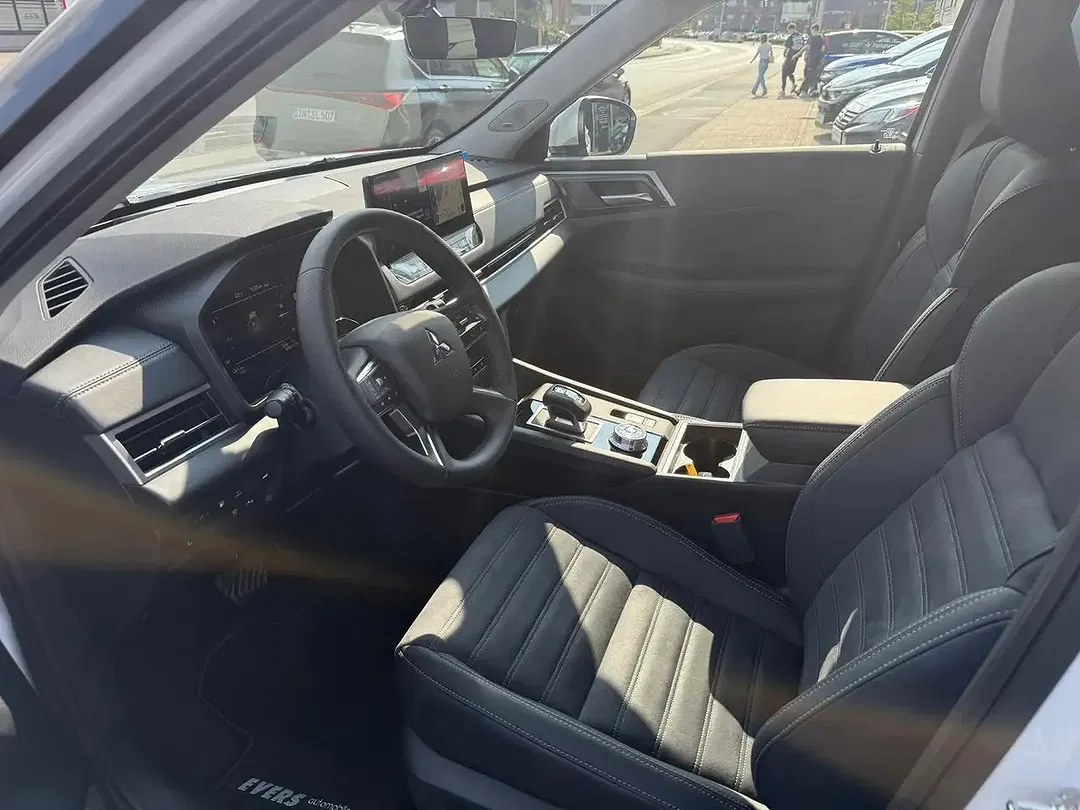 Mitsubishi Outlander - Thumbnail 8