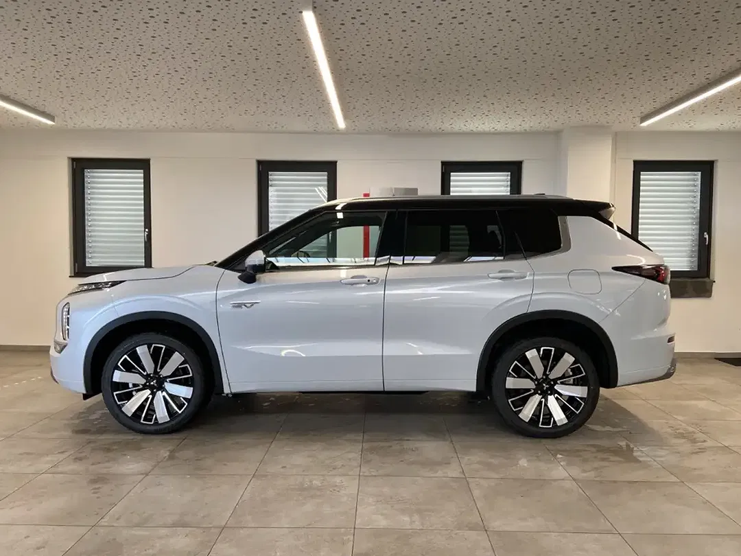 Mitsubishi Outlander - Thumbnail 2