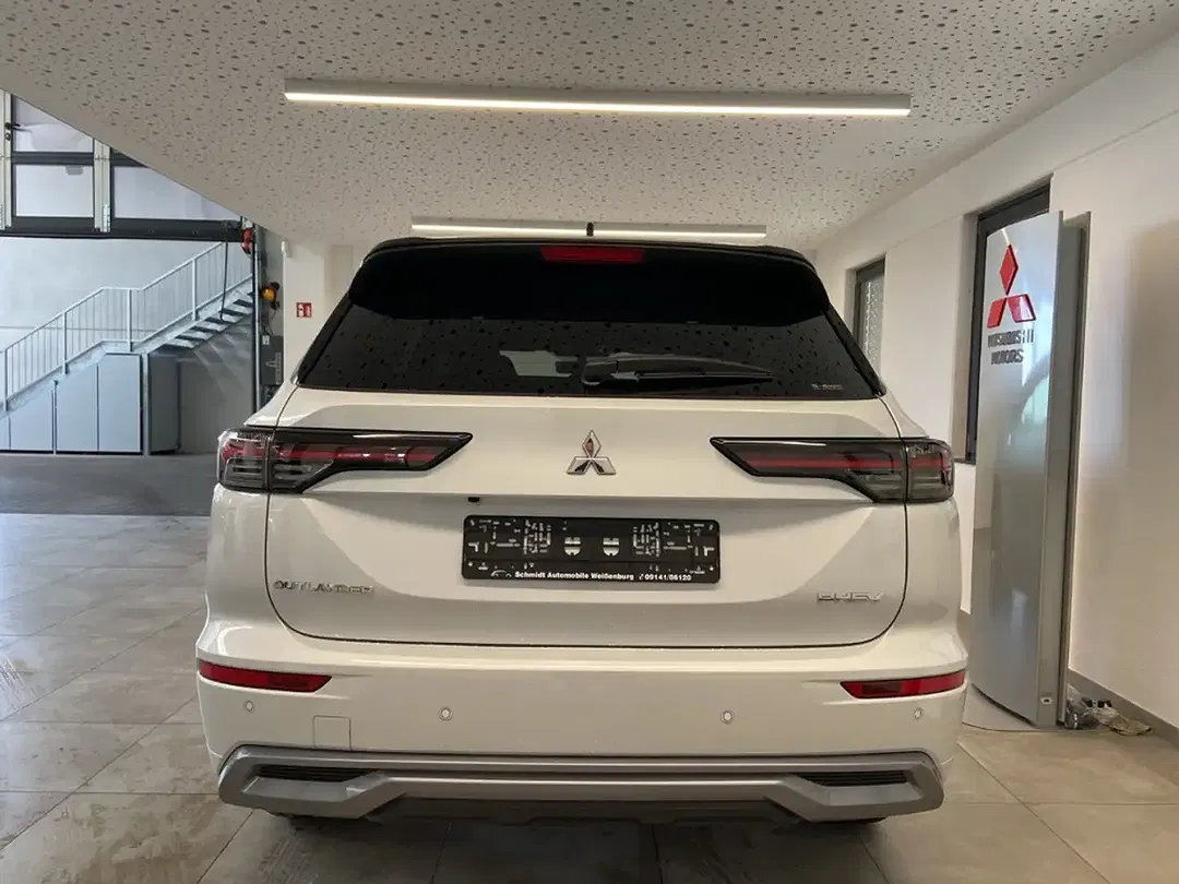 Mitsubishi Outlander - Thumbnail 3