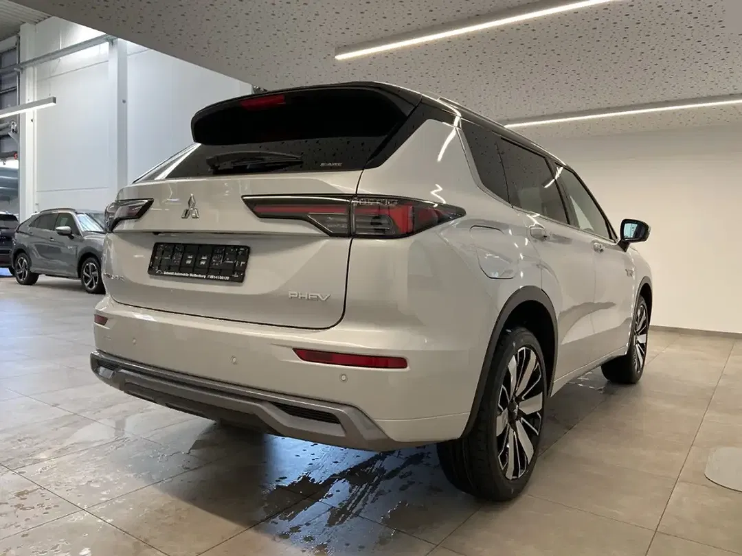 Mitsubishi Outlander - Thumbnail 4