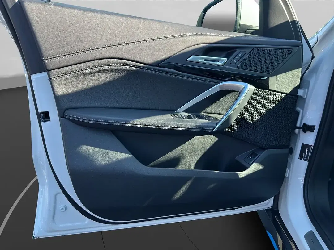 BMW iX1 - Thumbnail 12