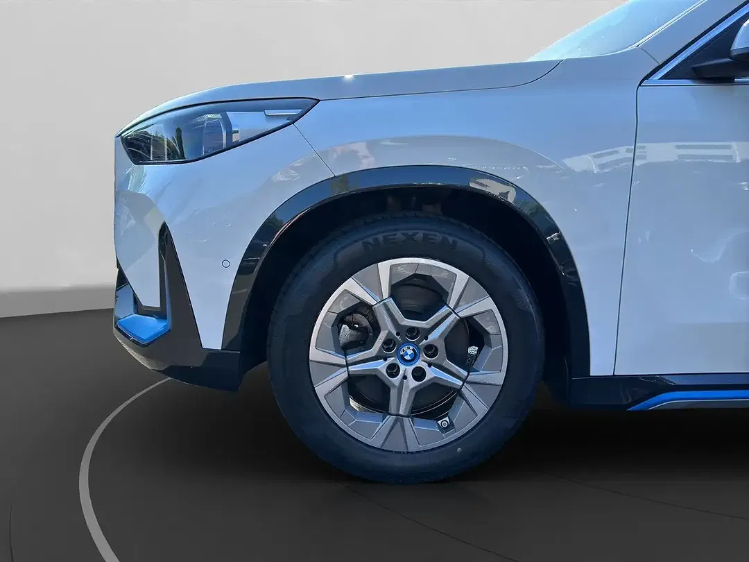 BMW iX1 - Thumbnail 14