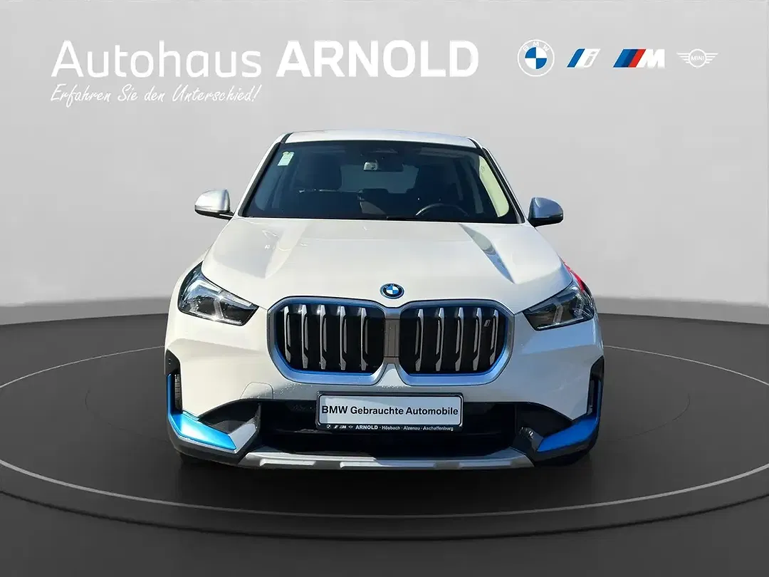 BMW iX1 - Thumbnail 2