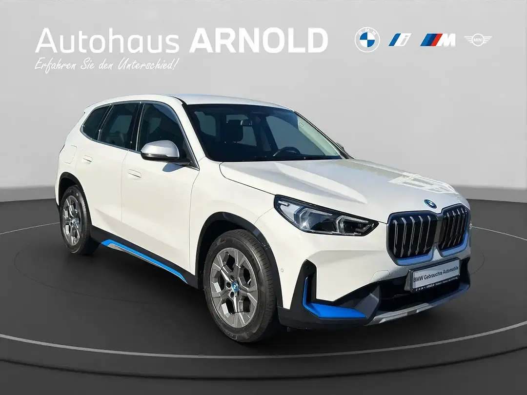 BMW iX1 - Thumbnail 3