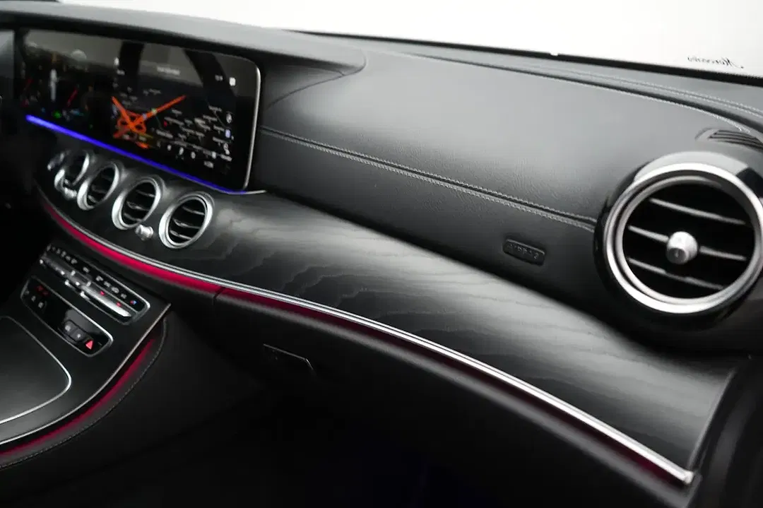 Mercedes-Benz E 300 - Thumbnail 11