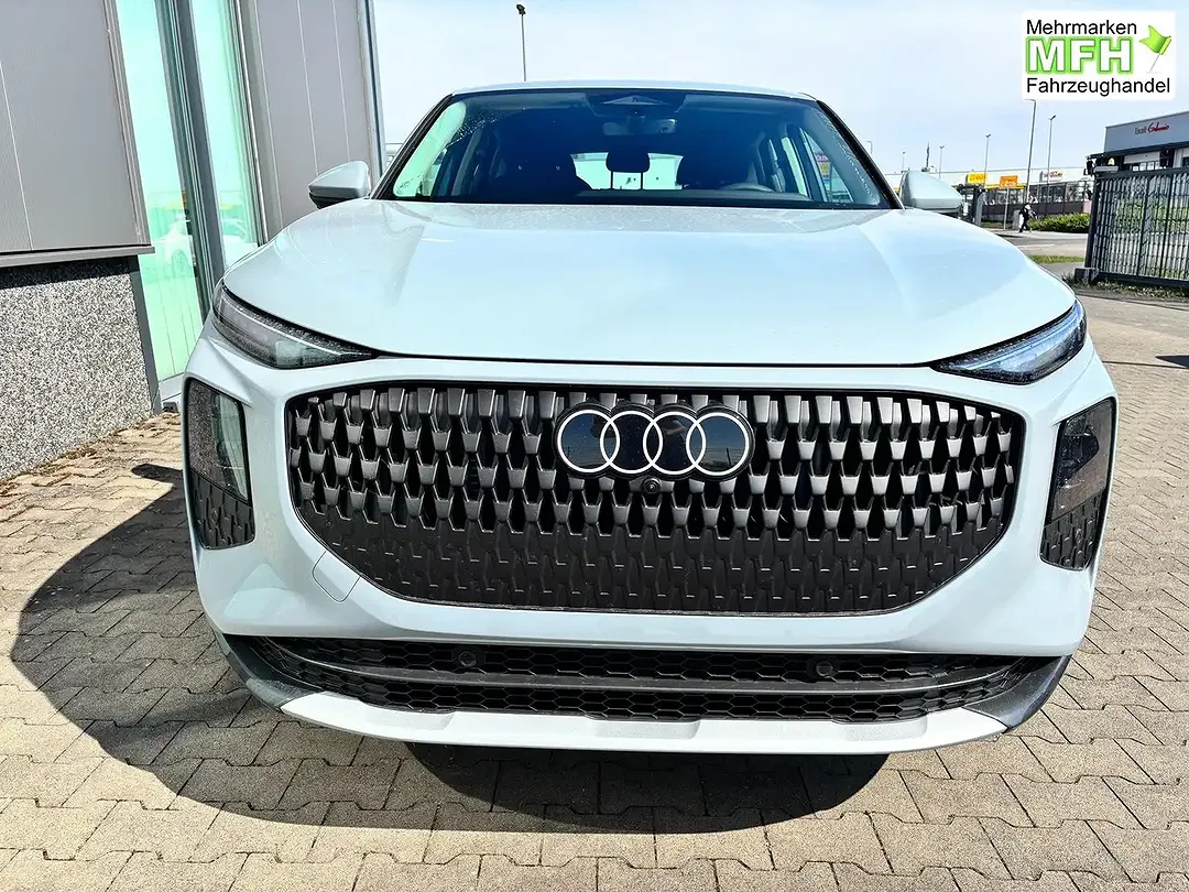 Audi Q3 - Thumbnail 3