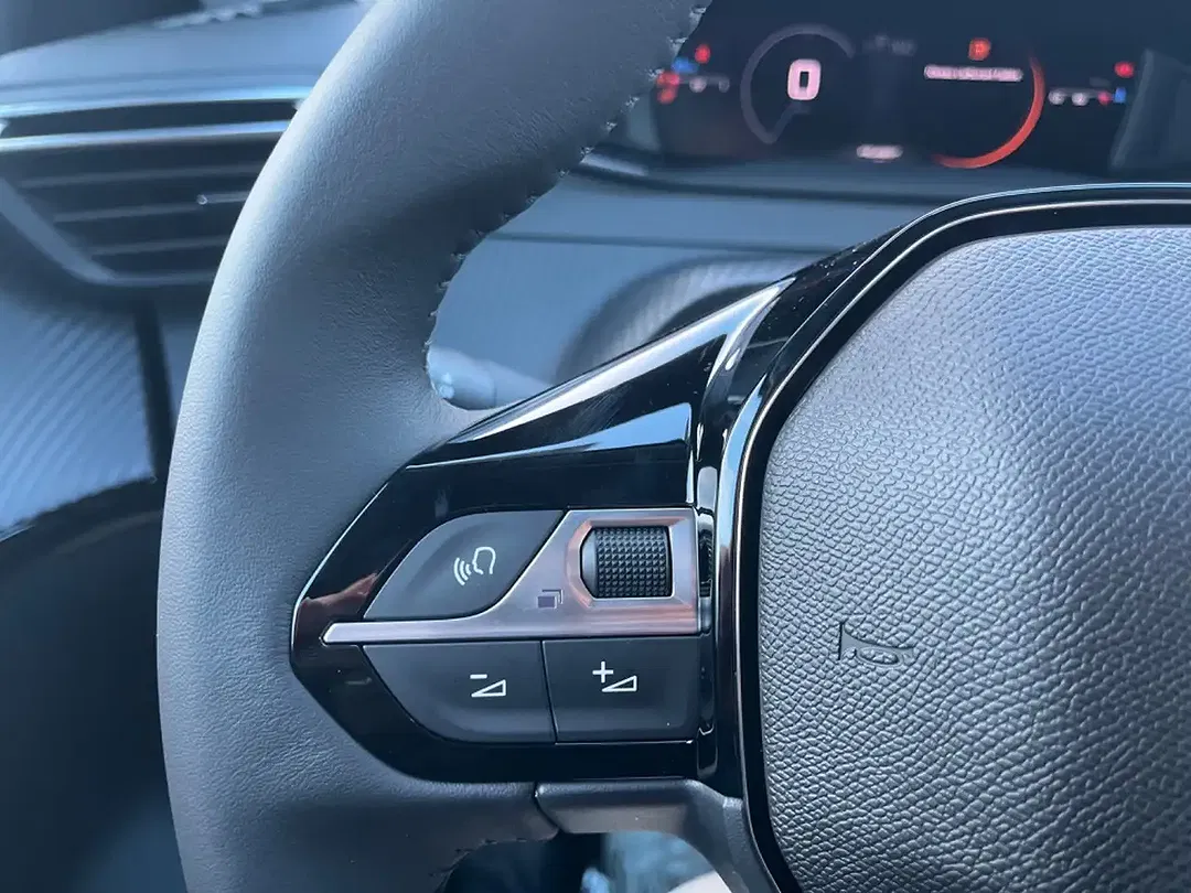 Peugeot 208 - Thumbnail 10