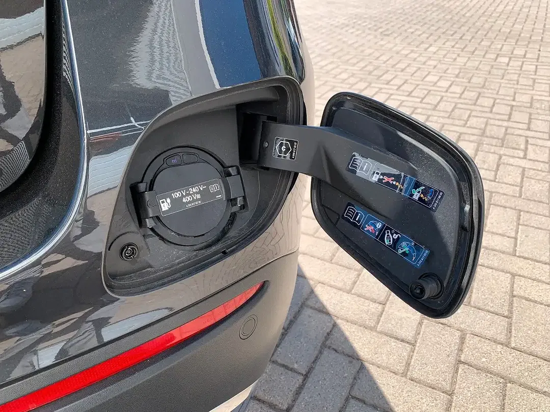 Mercedes-Benz GLC 300 - Thumbnail 32