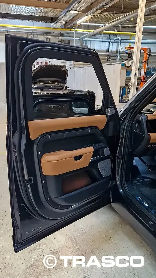Land Rover Defender - Thumbnail 3