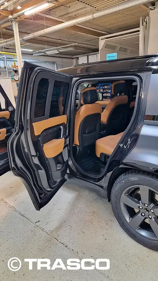 Land Rover Defender - Thumbnail 5