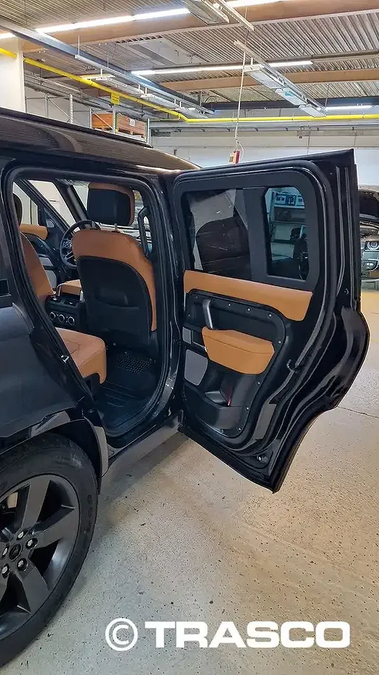 Land Rover Defender - Thumbnail 9