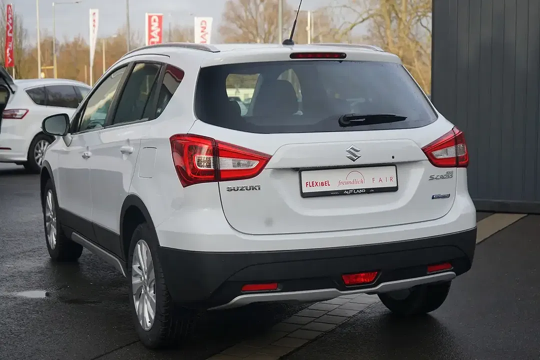 Suzuki SX4 S-Cross - Thumbnail 3
