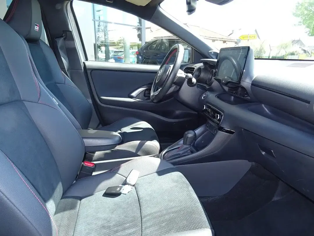 Toyota Yaris - Thumbnail 9