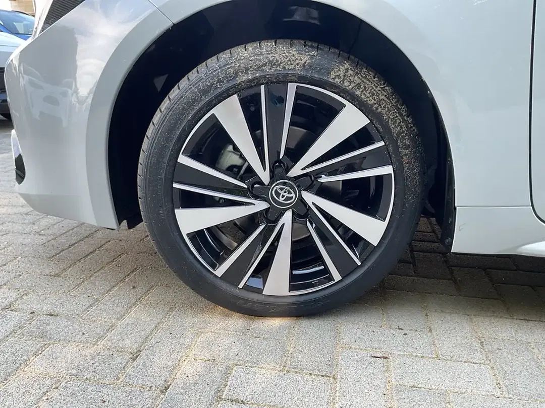 Toyota Corolla - Thumbnail 6