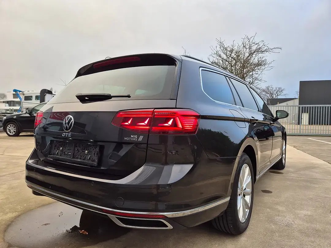 Volkswagen Passat - Thumbnail 10