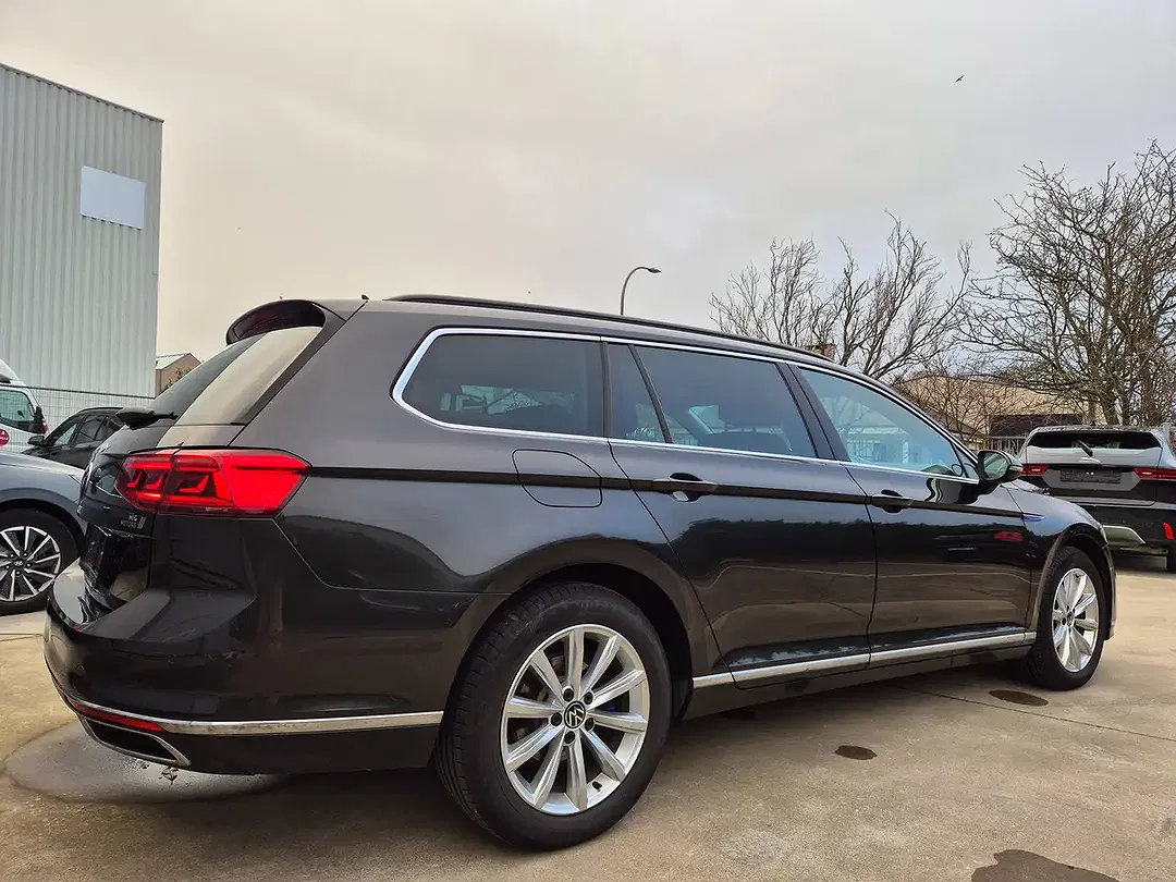 Volkswagen Passat - Thumbnail 12