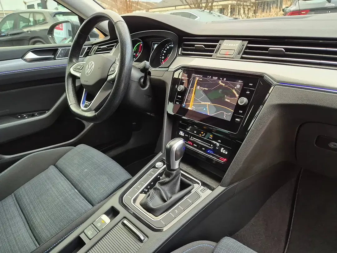 Volkswagen Passat - Thumbnail 14