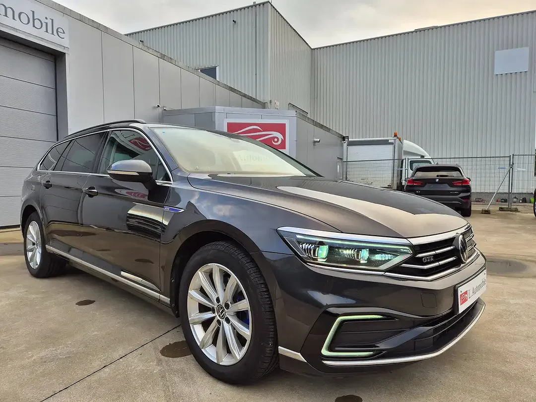 Volkswagen Passat - Thumbnail 2