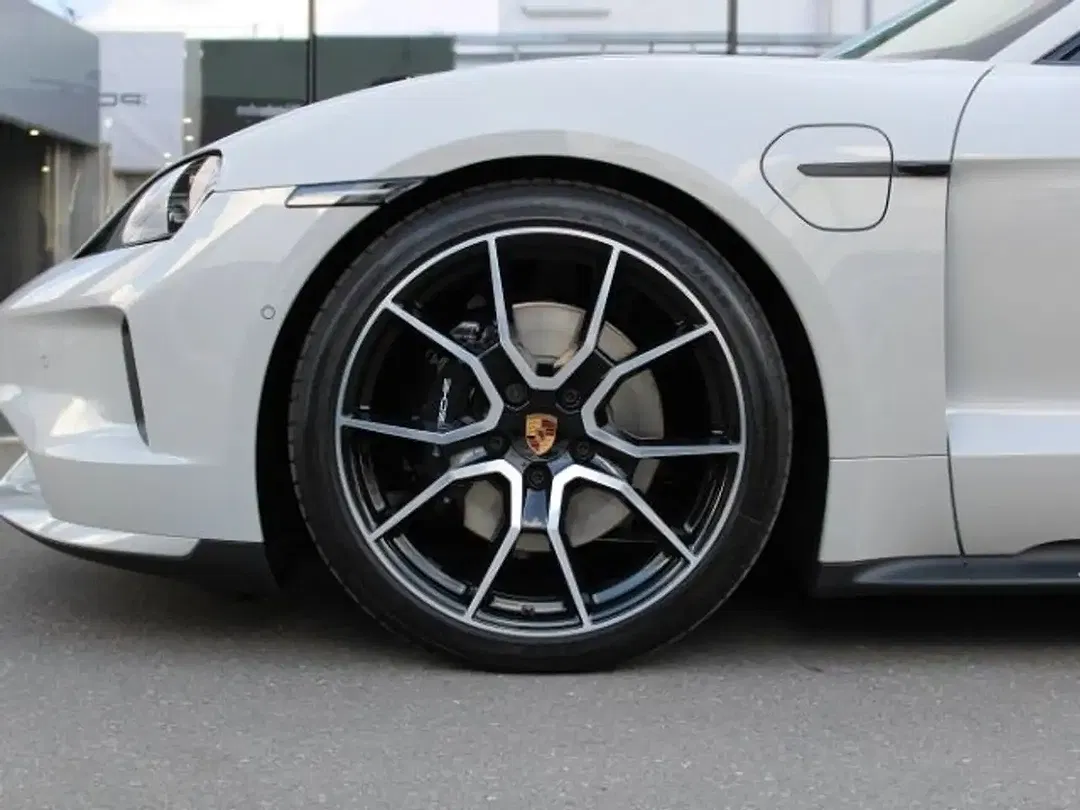 Porsche Taycan - Thumbnail 10
