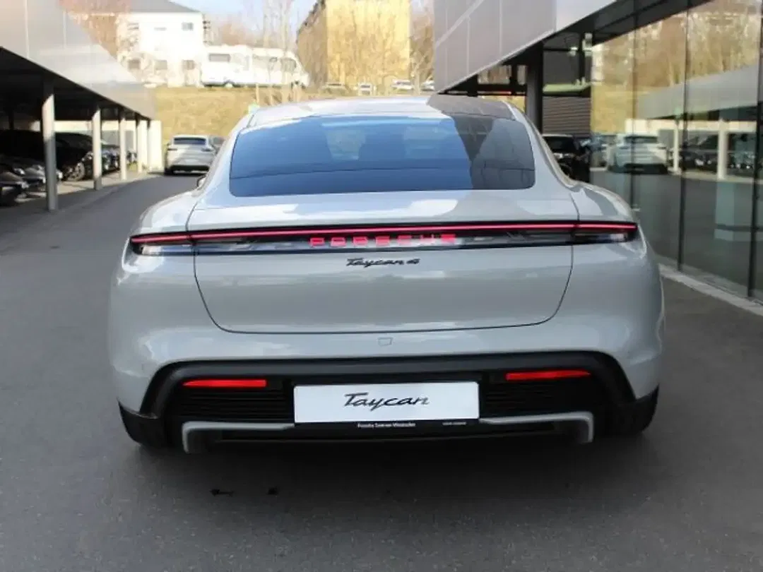 Porsche Taycan - Thumbnail 11