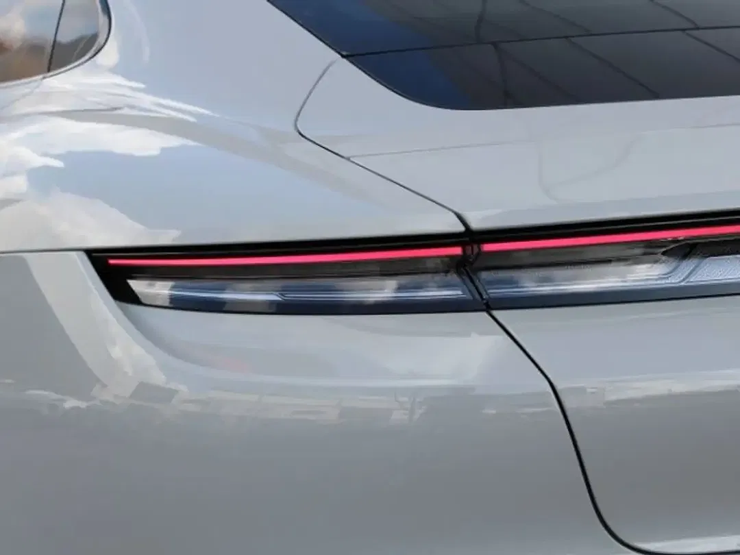 Porsche Taycan - Thumbnail 12