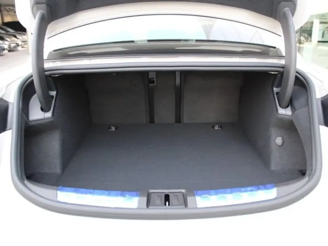 Porsche Taycan - Thumbnail 13