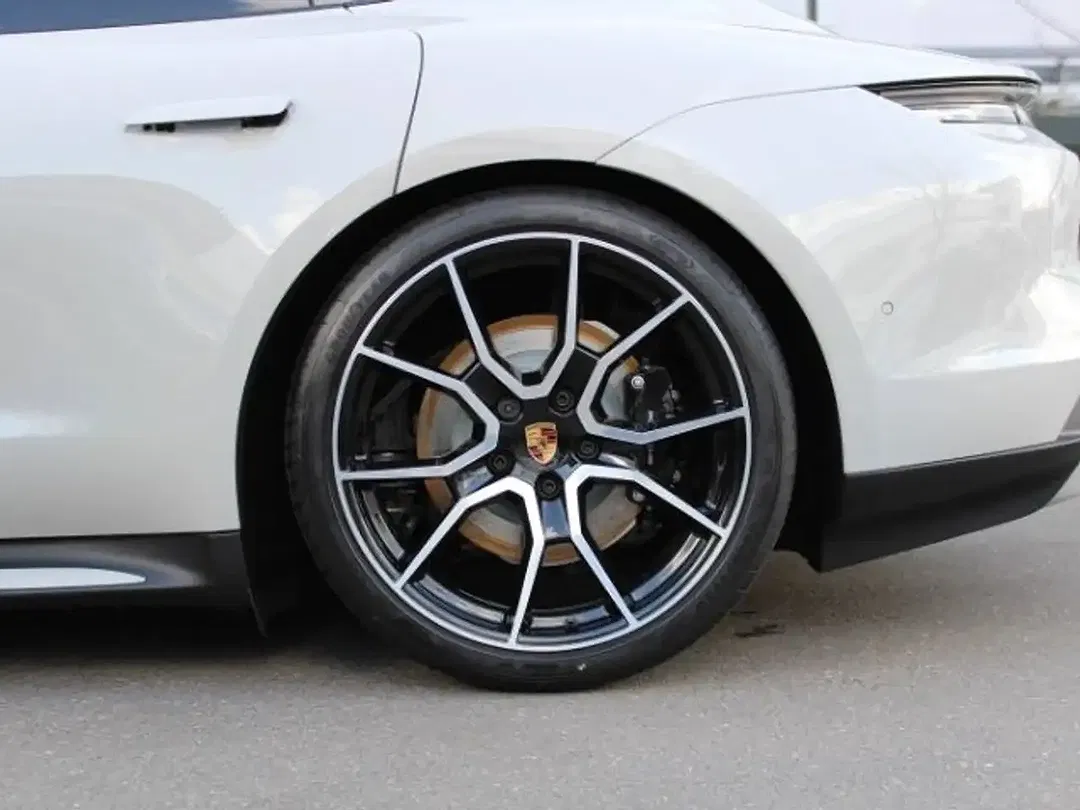 Porsche Taycan - Thumbnail 14