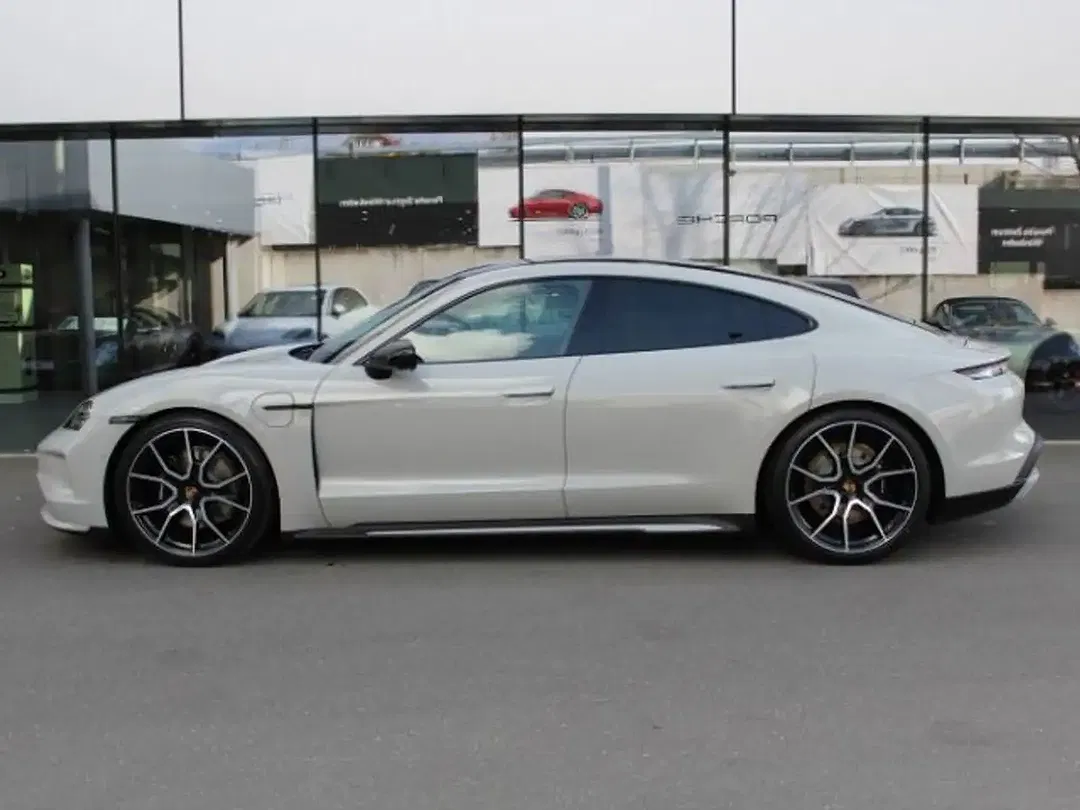 Porsche Taycan - Thumbnail 2