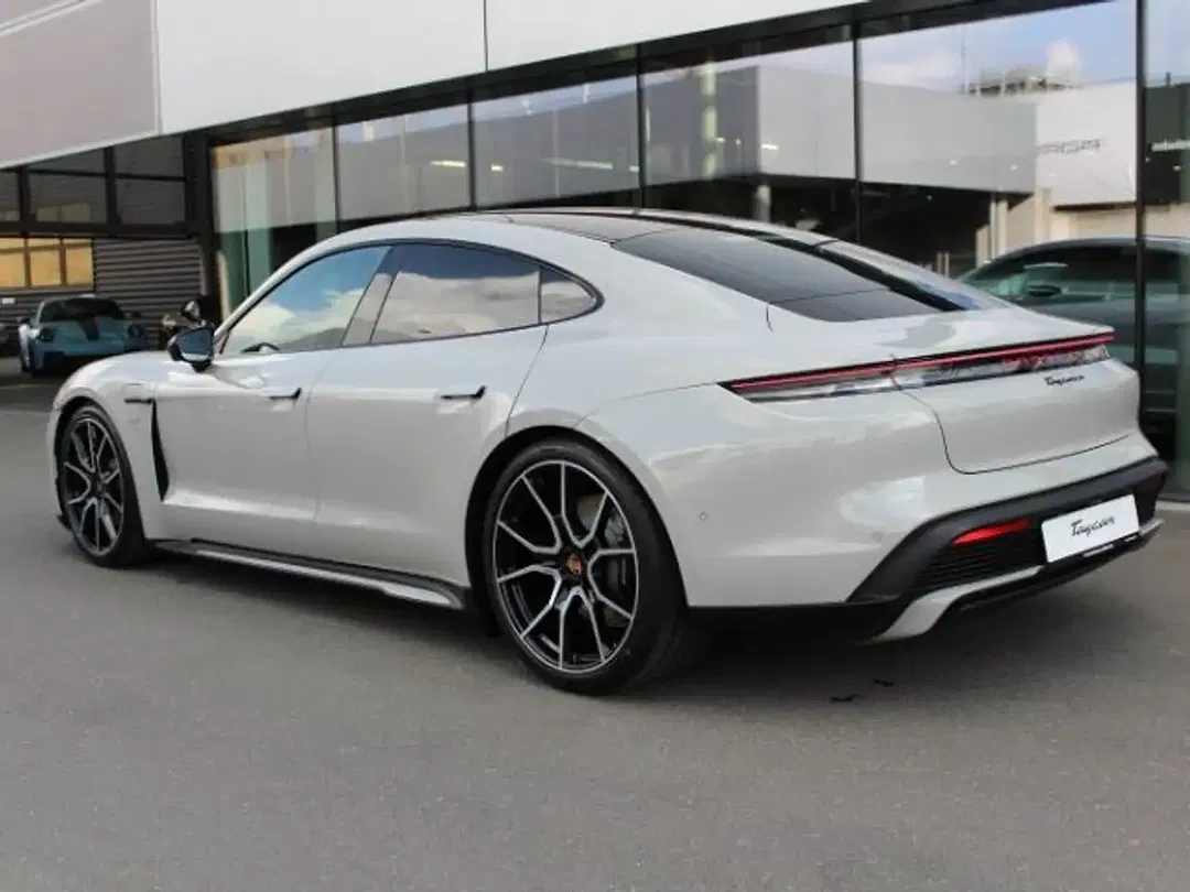 Porsche Taycan - Thumbnail 3