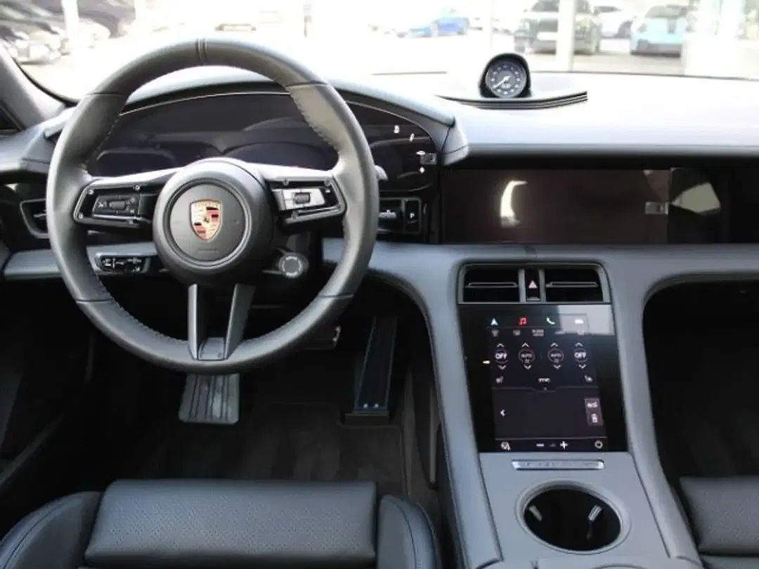 Porsche Taycan - Thumbnail 4