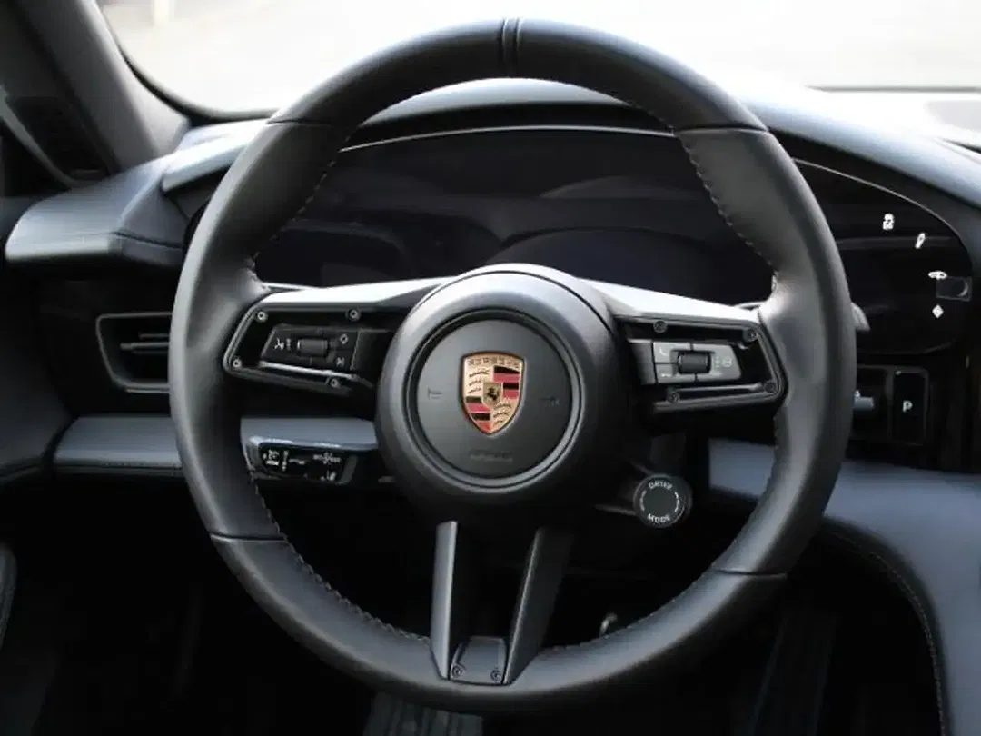 Porsche Taycan - Thumbnail 5