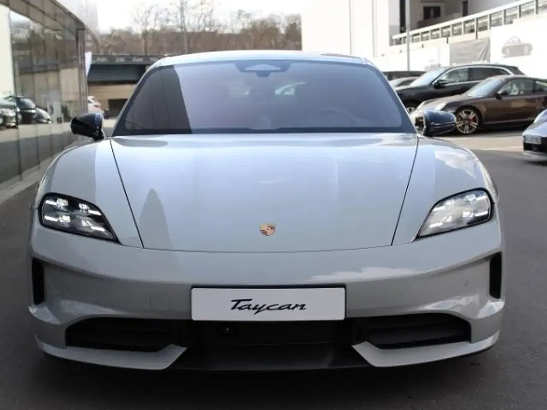 Porsche Taycan - Thumbnail 6