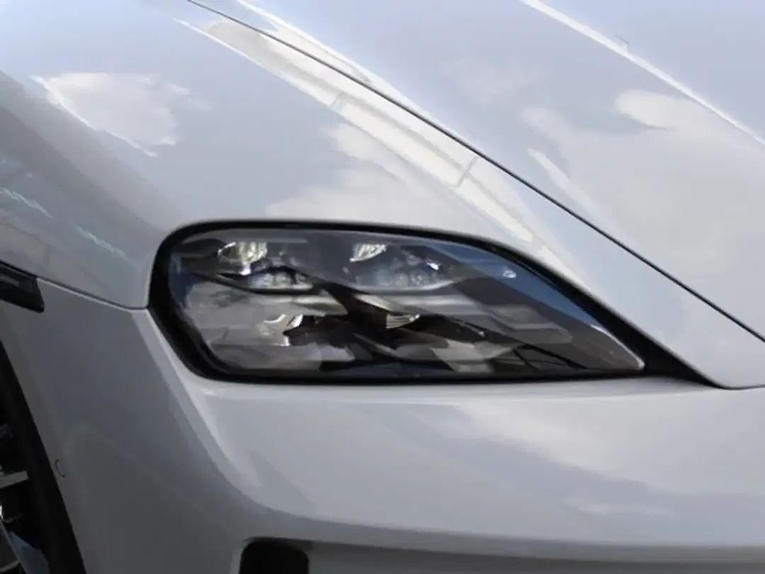 Porsche Taycan - Thumbnail 7