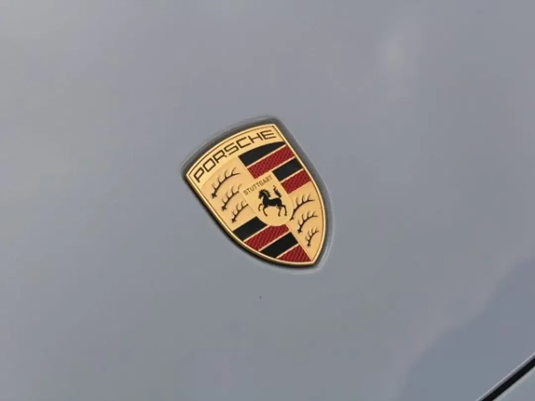 Porsche Taycan - Thumbnail 8