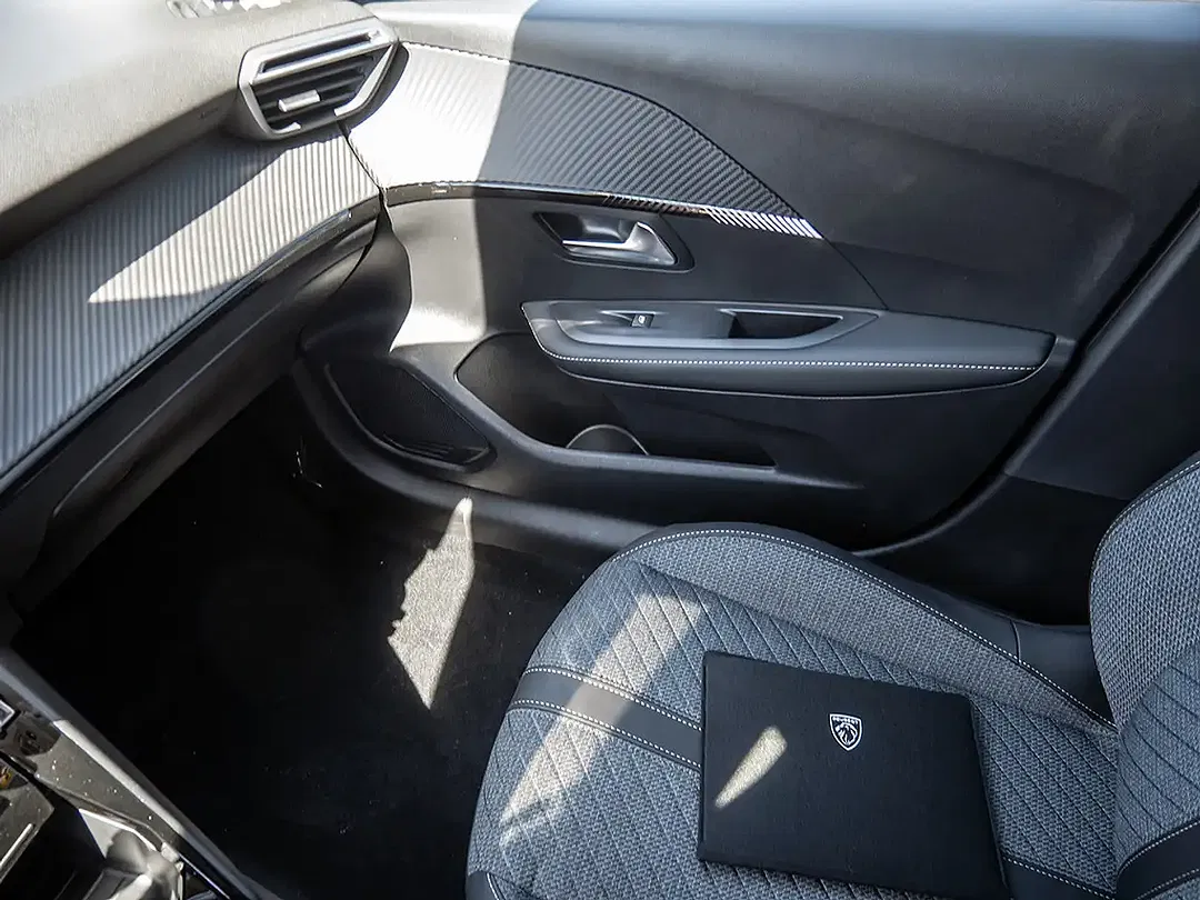 Peugeot 208 - Thumbnail 15