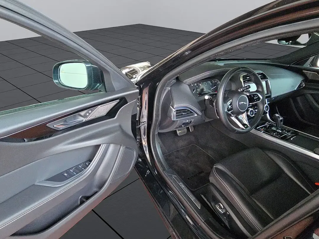 Jaguar XE - Thumbnail 11