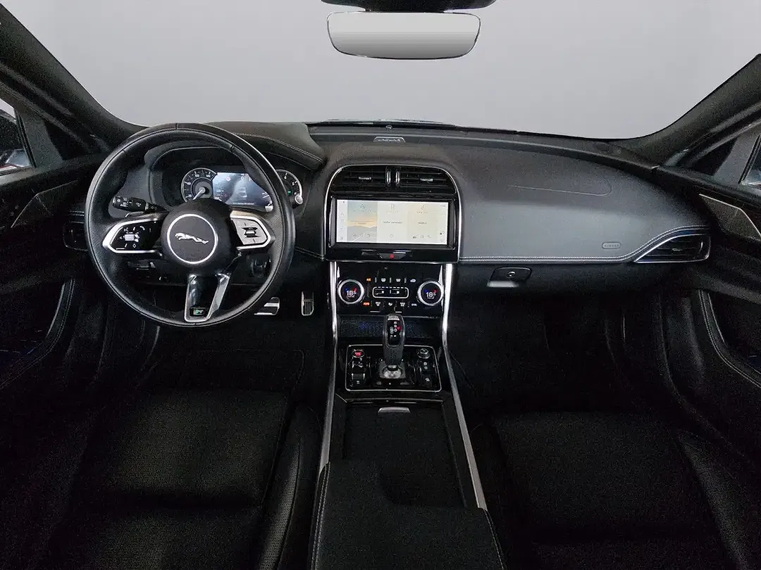 Jaguar XE - Thumbnail 12