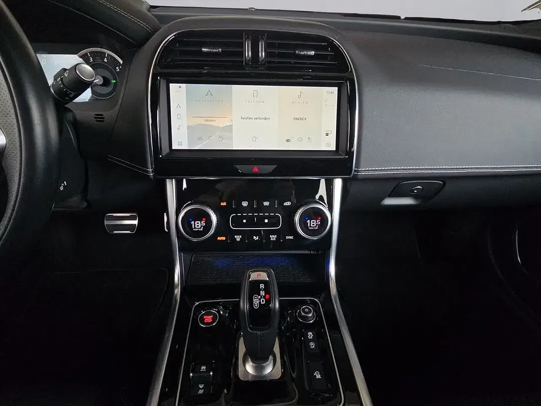 Jaguar XE - Thumbnail 13