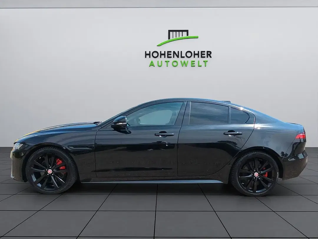 Jaguar XE - Thumbnail 3