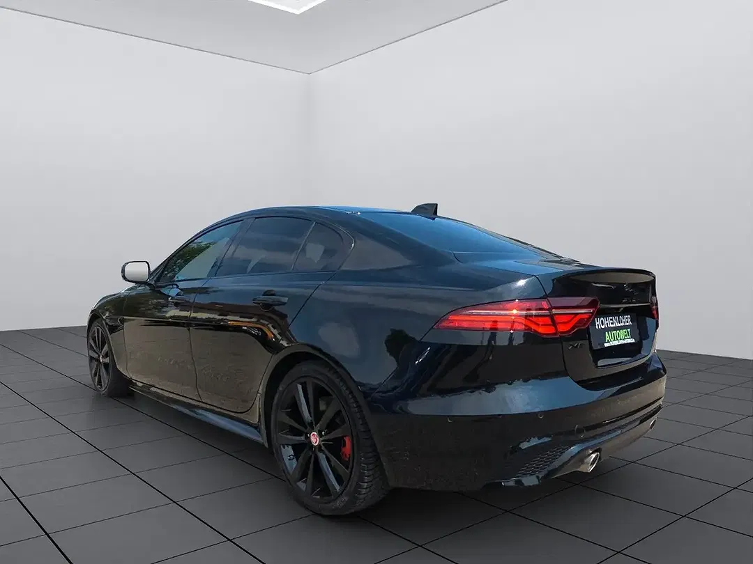 Jaguar XE - Thumbnail 4